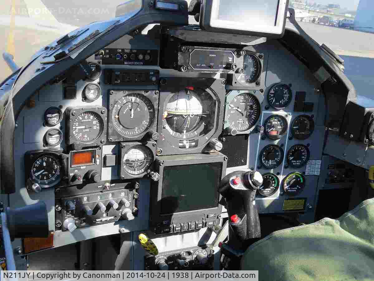 N211JY, 1985 SIAI-Marchetti S-211 C/N 013/02-010, Cockpit view