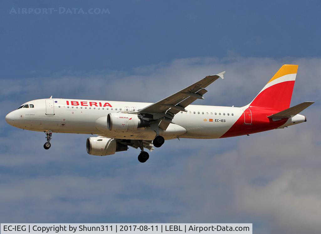 EC-IEG, 2001 Airbus A320-214 C/N 1674, Landing rwy 25R in new c/s