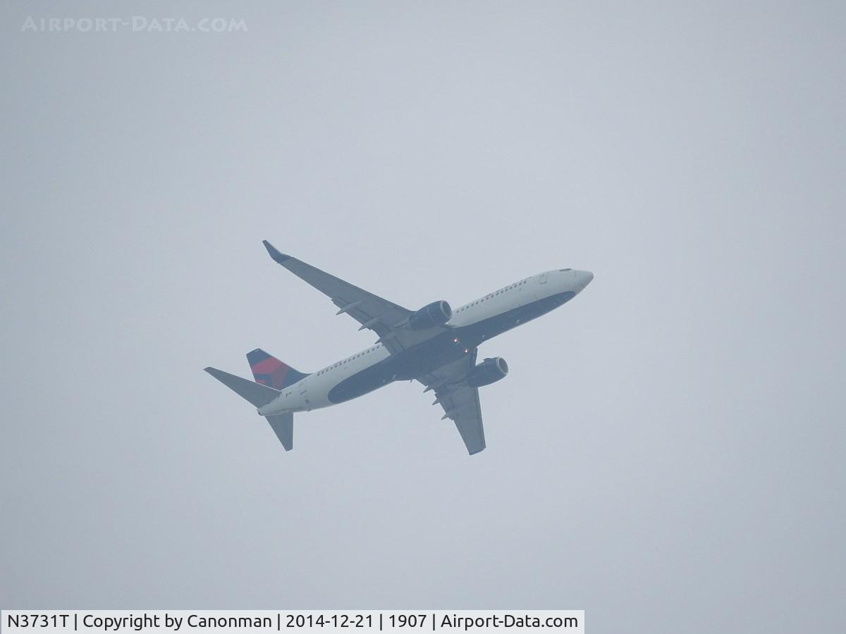 N3731T, 2000 Boeing 737-832 C/N 30775, Landing
