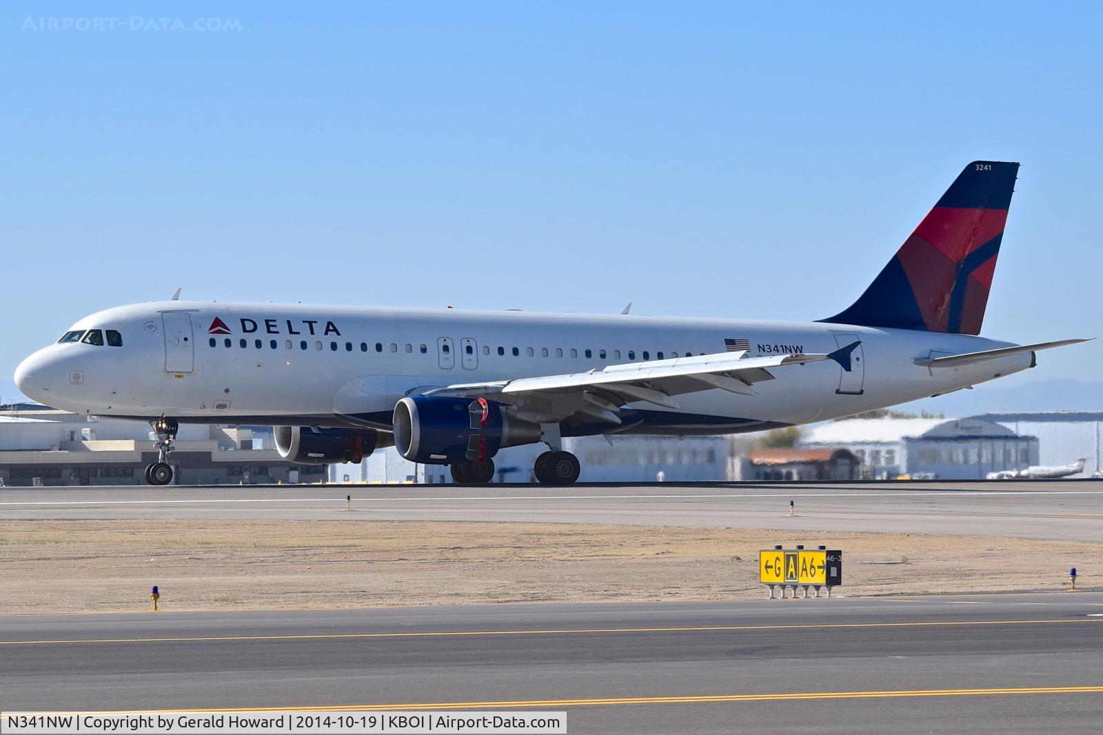 N341NW, 1992 Airbus A320-212 C/N 380, Landing roll out on RWY 10L.