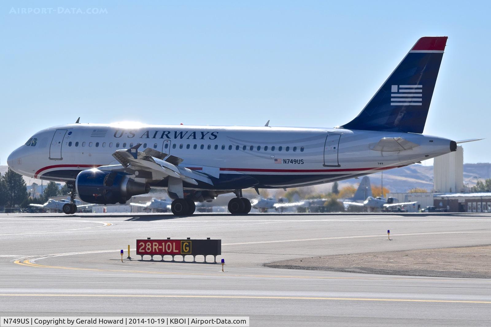 N749US, 2000 Airbus A319-112 C/N 1313, Landing roll out with reverse thrusters.