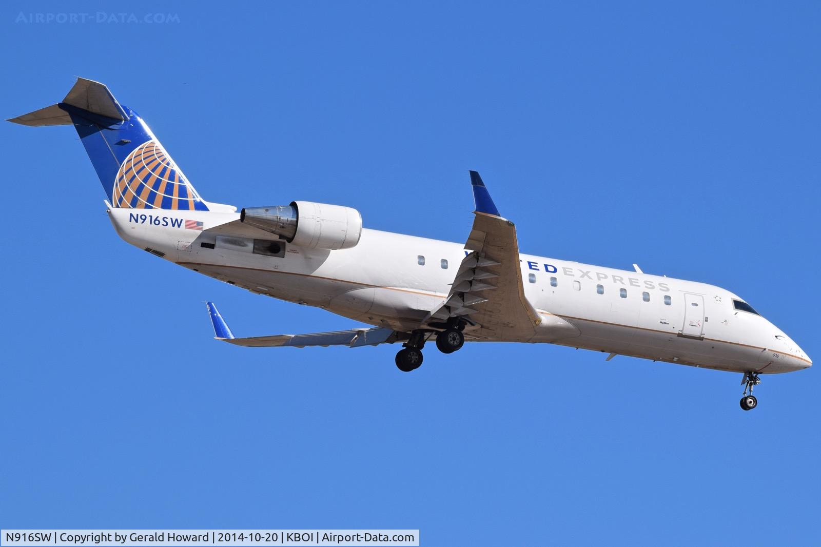 N916SW, 2002 Canadair CL-600-2B19 Regional Jet CRJ-200LR C/N 7634, Landing RWY 10L.