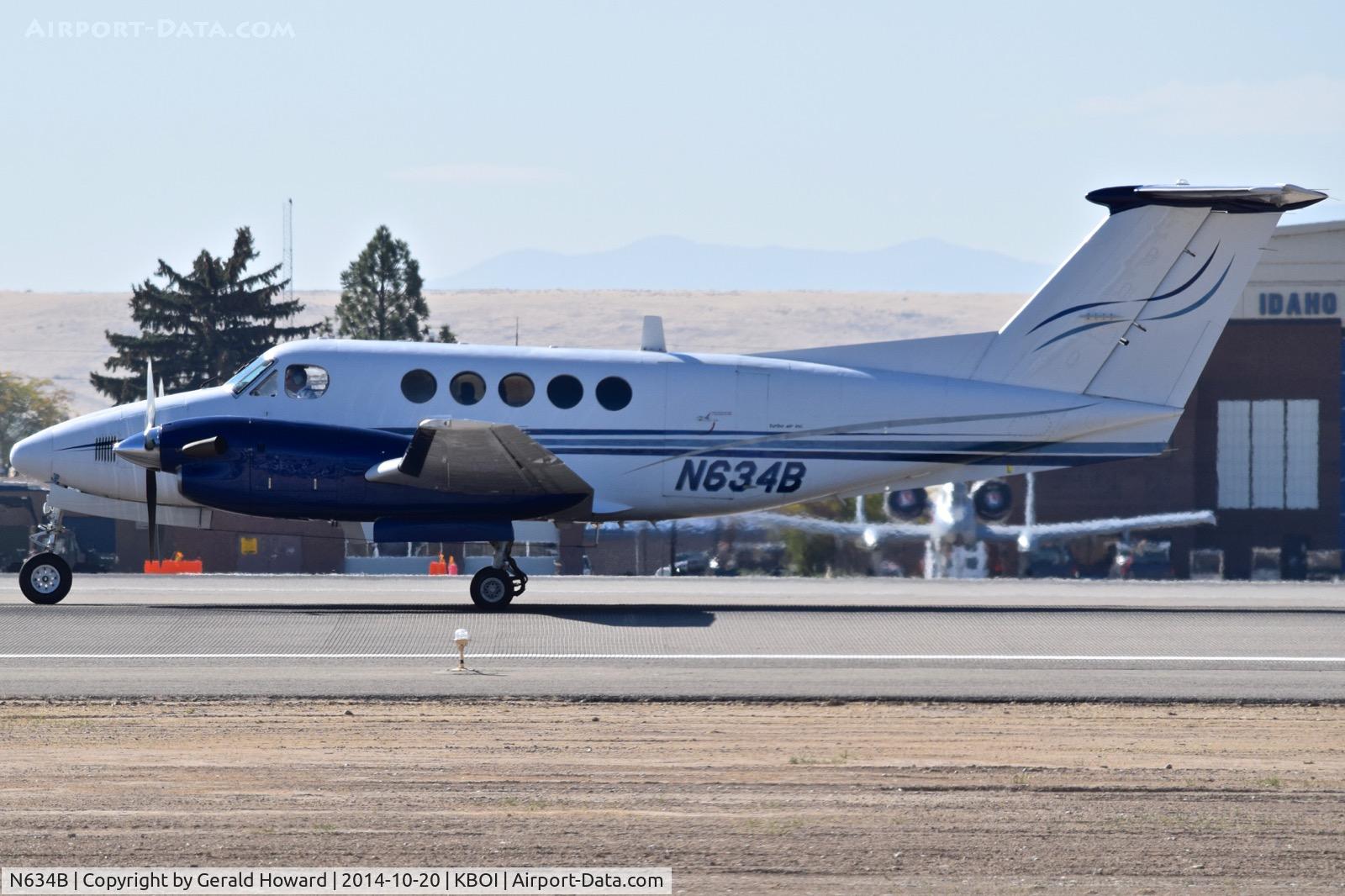 N634B, 1974 Beech A200 C/N BC-19, Take off roll on RWY 10L.