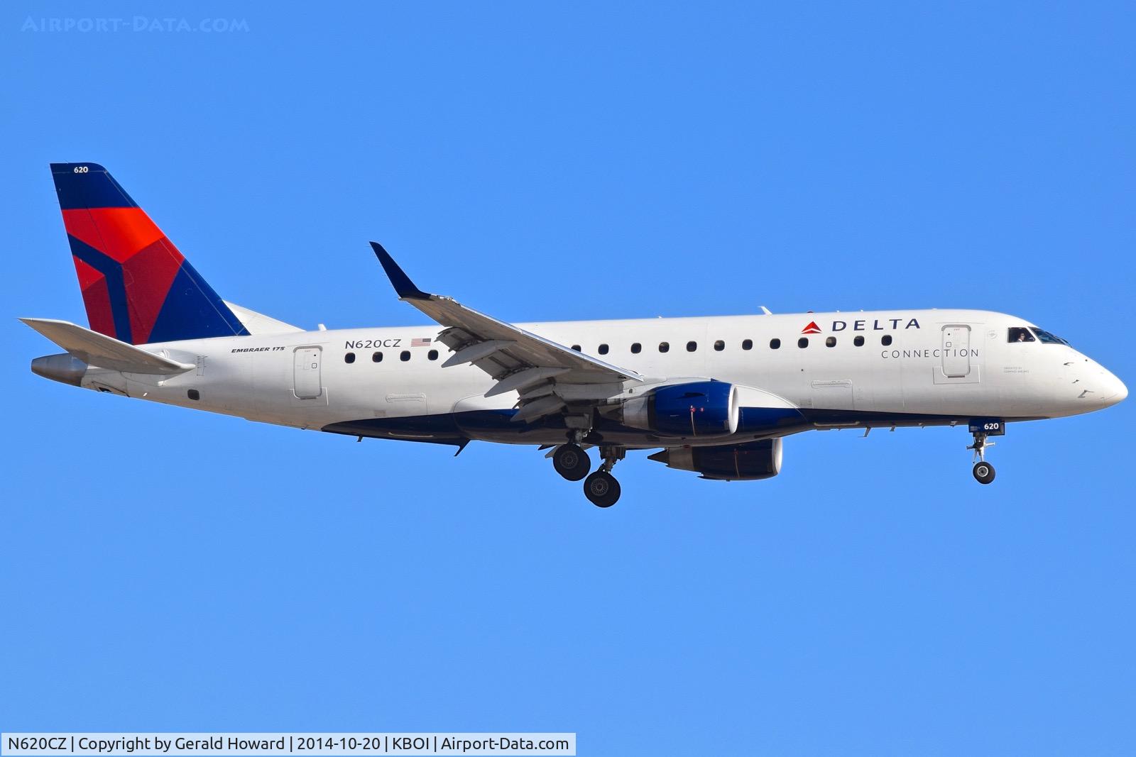N620CZ, 2008 Embraer 175LR (ERJ-170-200LR) C/N 17000214, Landing RWY 10L.
