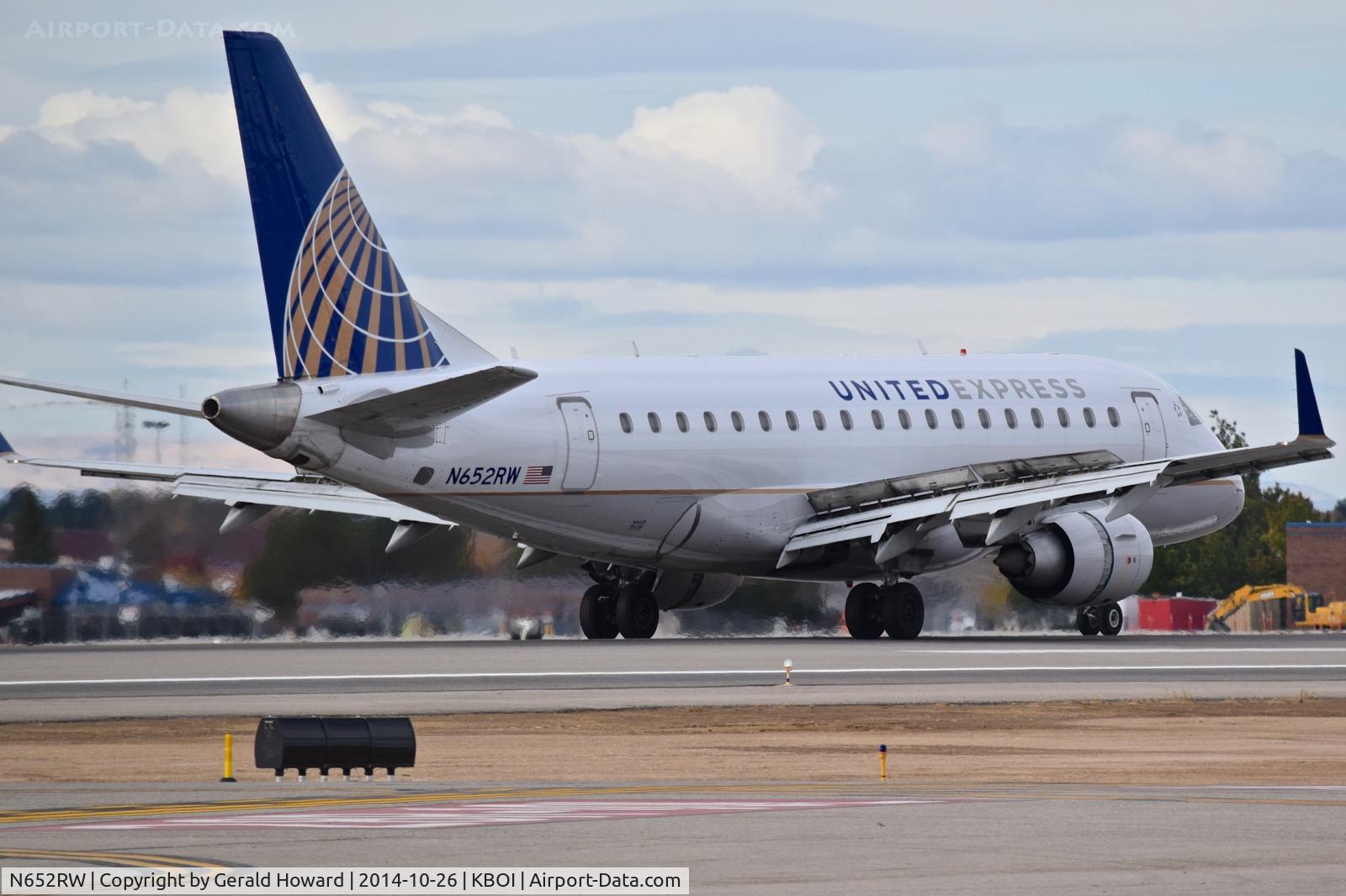 N652RW, 2005 Embraer 170SE (ERJ-170-100SE) C/N 17000075, Landing roll out on RWY 28R.