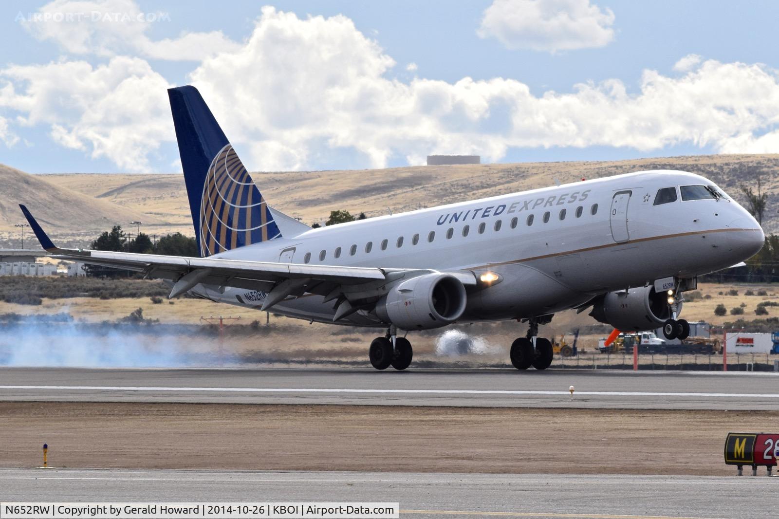 N652RW, 2005 Embraer 170SE (ERJ-170-100SE) C/N 17000075, Landing RWY 28R.