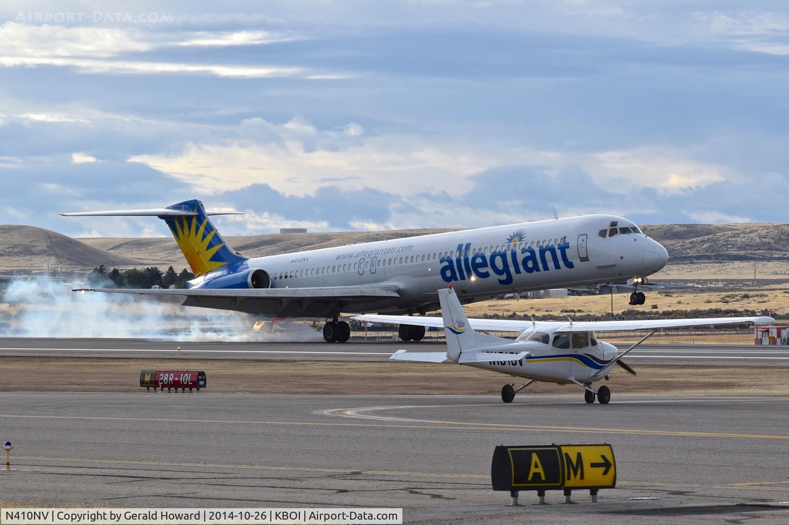 N410NV, 1992 McDonnell Douglas MD-83 (DC-9-83) C/N 49965, Touch down on RWY 28R.