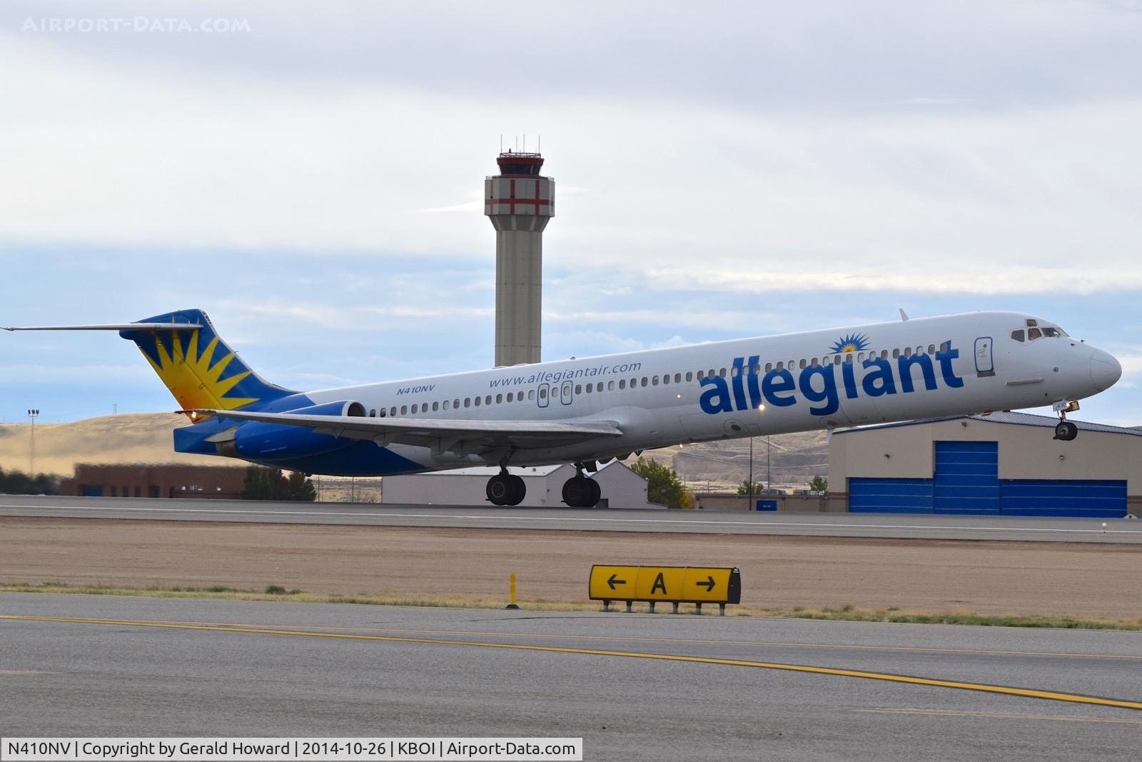 N410NV, 1992 McDonnell Douglas MD-83 (DC-9-83) C/N 49965, Take off from RWY 28R.