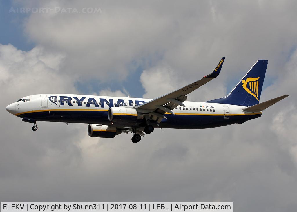 EI-EKV, 2010 Boeing 737-8AS C/N 38507, Landing rwy 25R