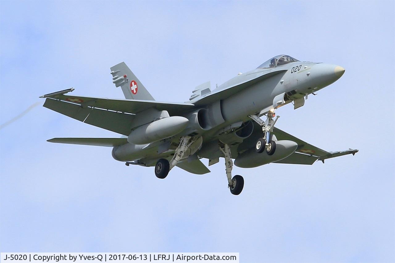 J-5020, McDonnell Douglas F/A-18C Hornet C/N 1369/SFC020, Swiss Air Force McDonnell Douglas FA-18C Hornet, Short approach rwy 08, Landivisiau Naval Air Base (LFRJ) Tiger Meet 2017