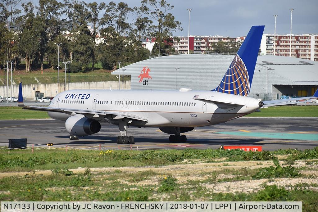 N17133, 1998 Boeing 757-224 C/N 29282, United Airlines departure to New York EWR