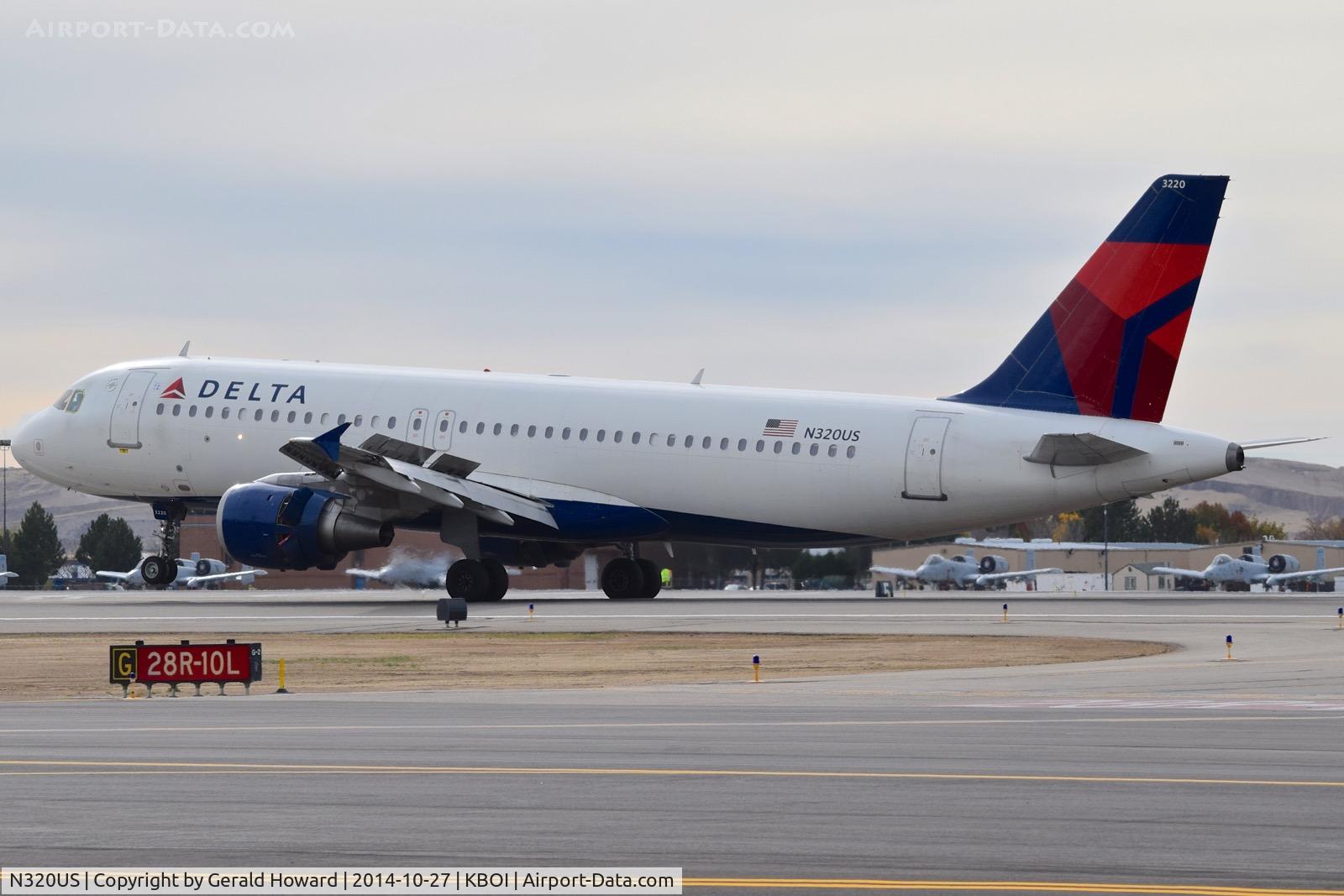 N320US, 1991 Airbus A320-211 C/N 213, Landing roll out with reverse thrusters out before the nose wheel is down.