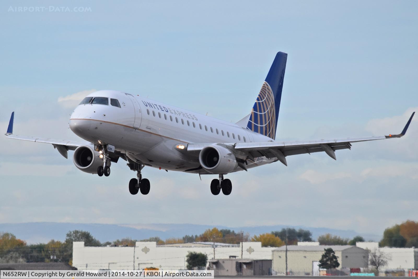 N652RW, 2005 Embraer 170SE (ERJ-170-100SE) C/N 17000075, On final for RWY 10L.