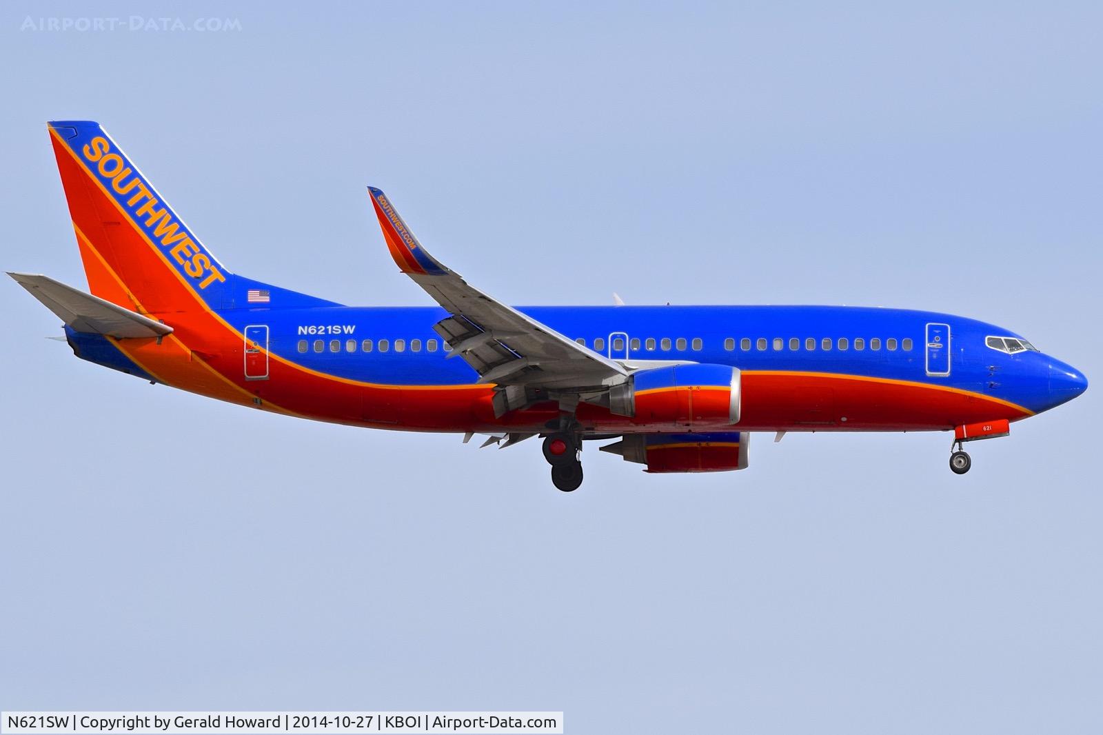 N621SW, 1996 Boeing 737-3H4 C/N 28037, On final for RWY 10L.