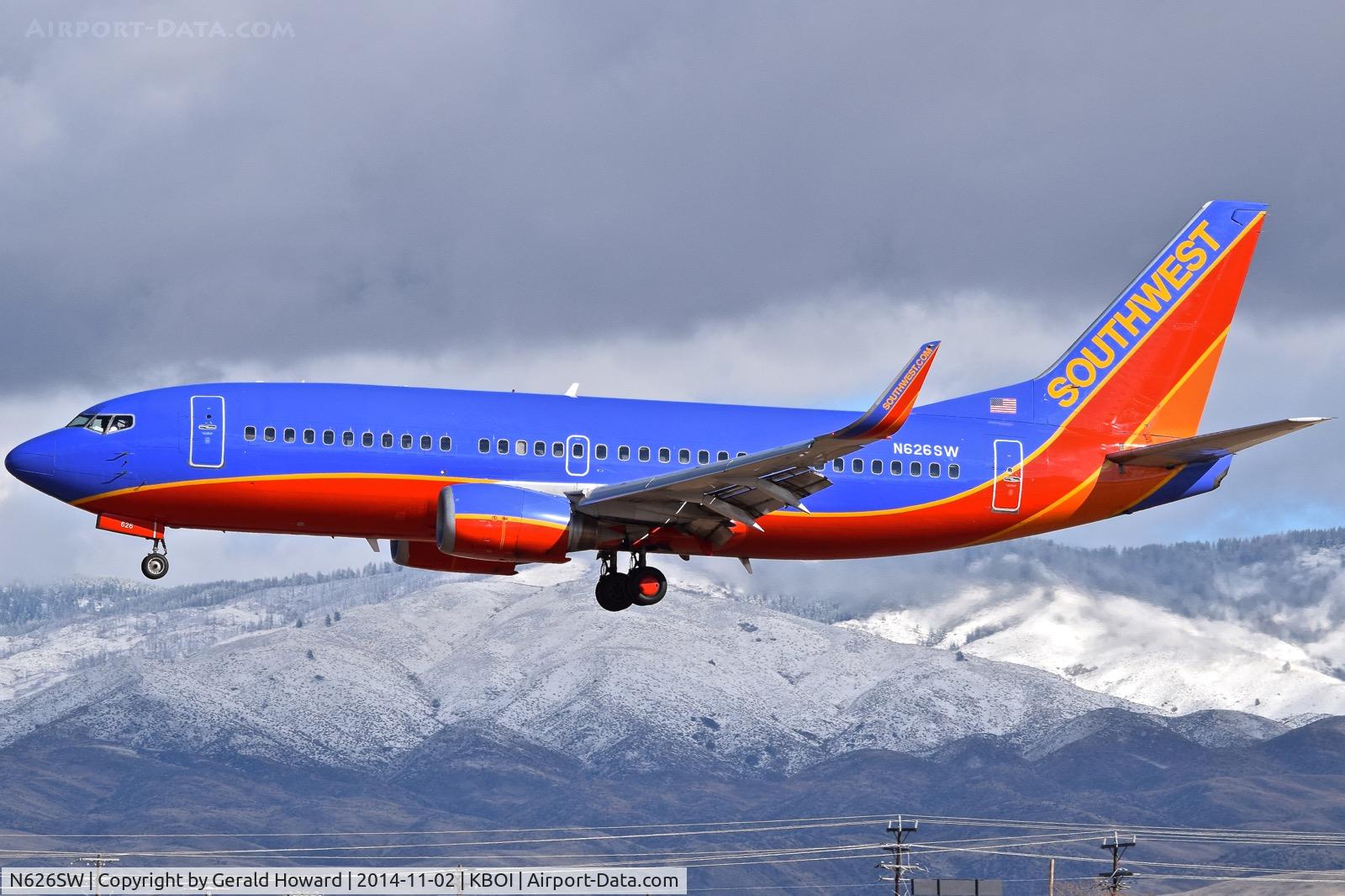 N626SW, 1996 Boeing 737-3H4 C/N 27702, Landing RWY 28R.