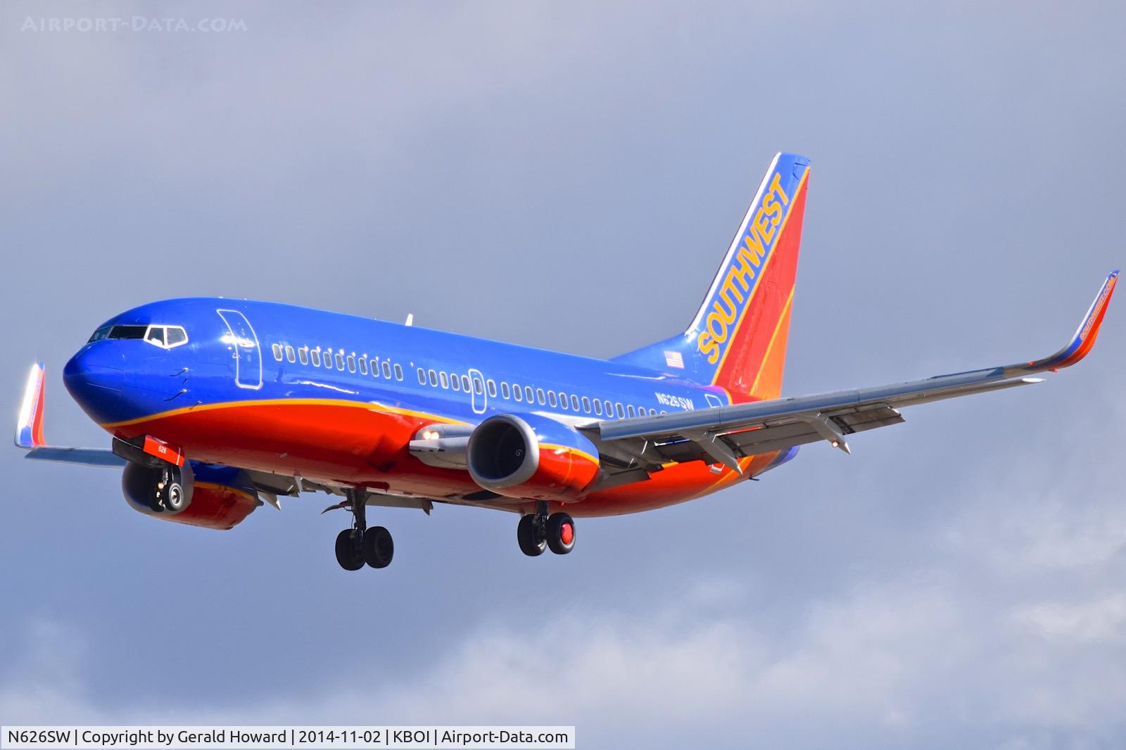 N626SW, 1996 Boeing 737-3H4 C/N 27702, Final approach to RWY 28R.