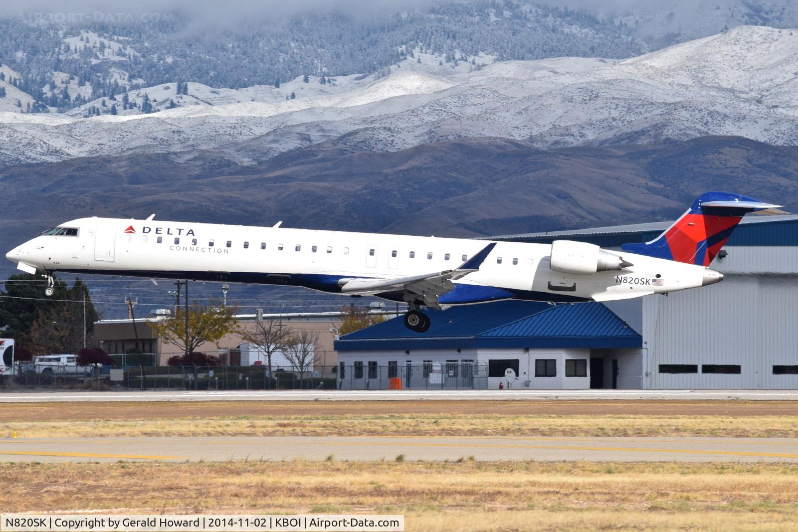 N820SK, 2006 Bombardier CRJ-900ER (CL-600-2D24) C/N 15108, Landing RWY 28R.