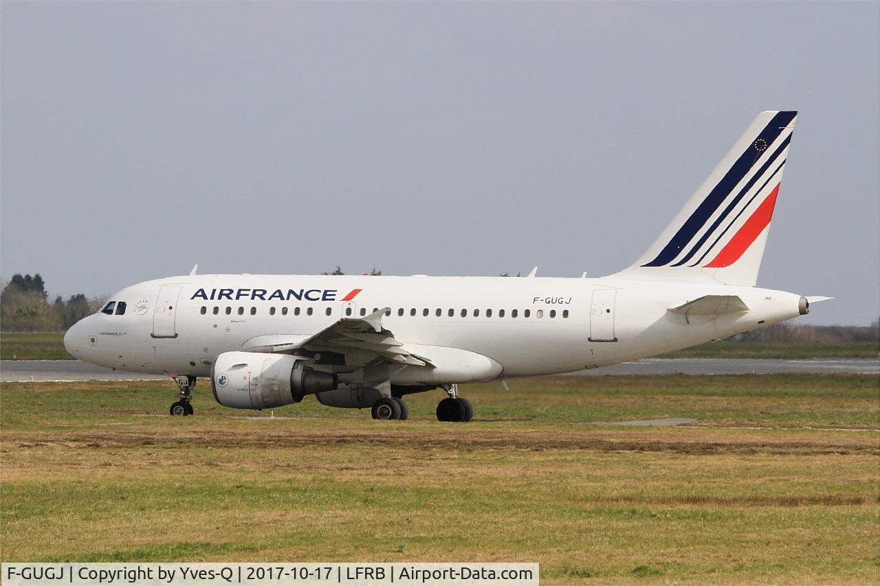 F-GUGJ, 2005 Airbus A318-111 C/N 2582, Airbus A318-111, Holding point Charlie, Brest-Bretagne airport (LFRB-BES)
