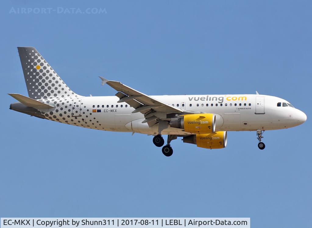 EC-MKX, 2007 Airbus A319-111 C/N 3054, Landing rwy 25R