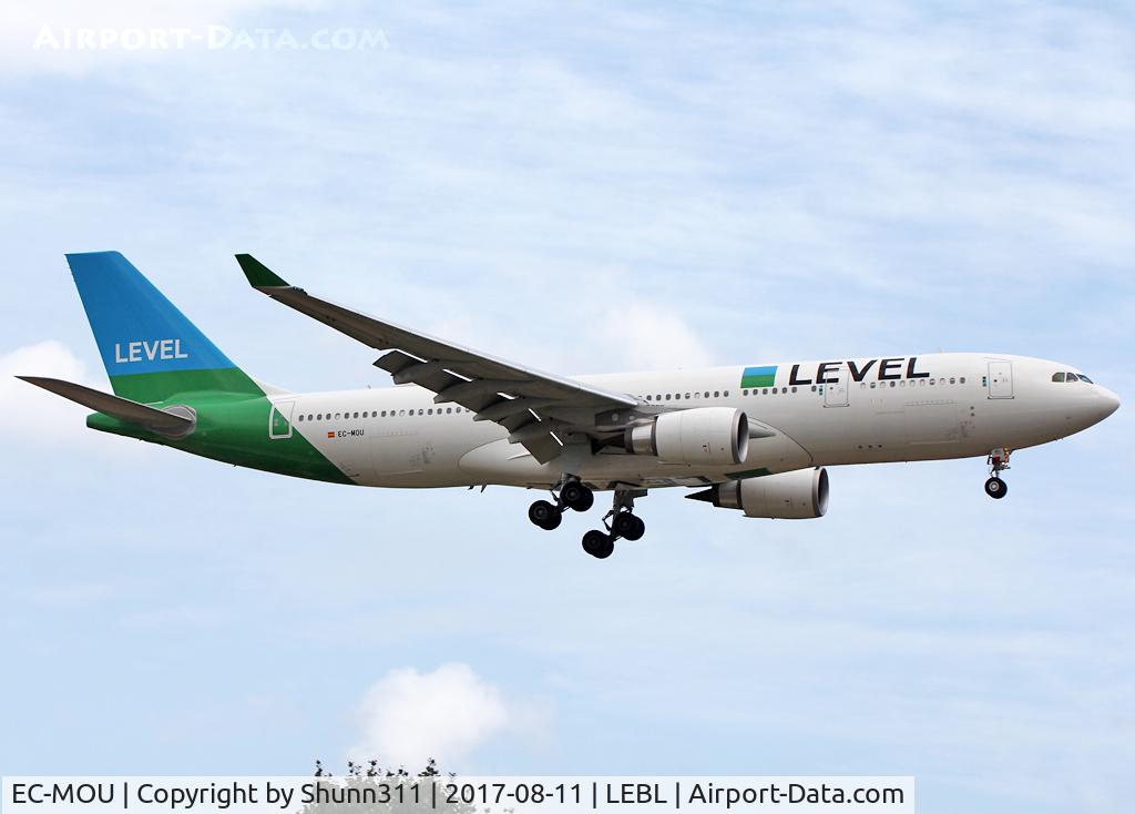 EC-MOU, 2017 Airbus A330-202 C/N 1777, Landing rwy 25R