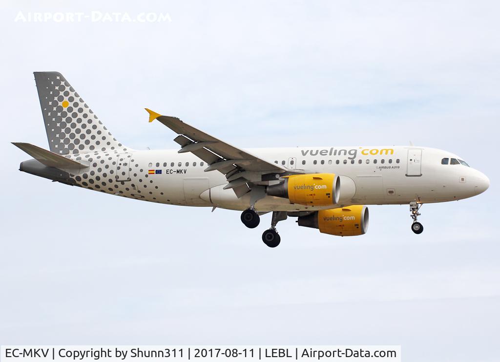 EC-MKV, 2007 Airbus A319-111 C/N 3102, Landing rwy 25R