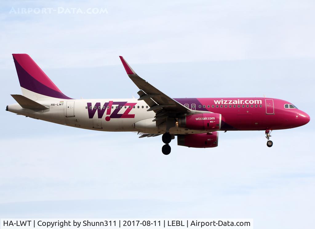 HA-LWT, 2013 Airbus A320-232 C/N 5615, Landing rwy 25R