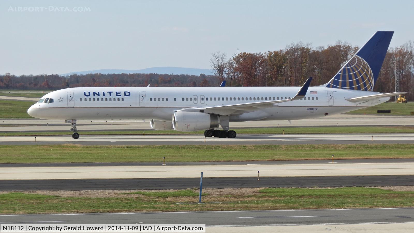 N18112, 1995 Boeing 757-224 C/N 27302, Taxiing to runway.