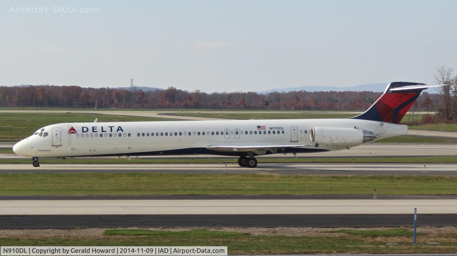 N910DL, 1987 McDonnell Douglas MD-88 C/N 49541, Taxiing to the runway.
