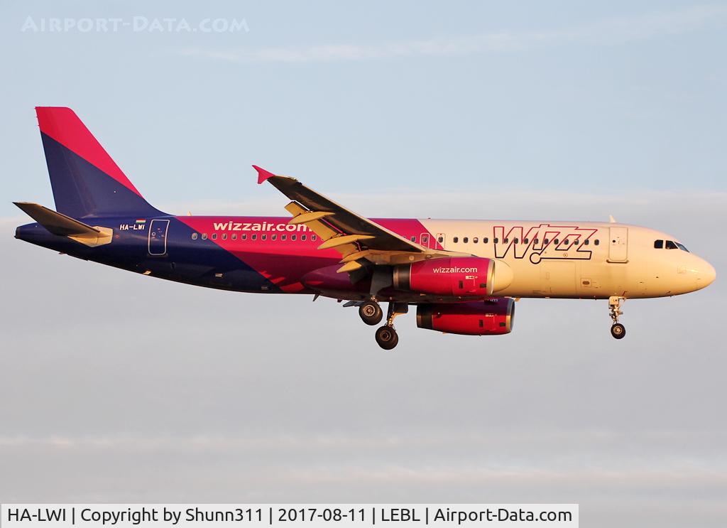 HA-LWI, 2011 Airbus A320-232 C/N 4628, Landing rwy 25R in new c/s