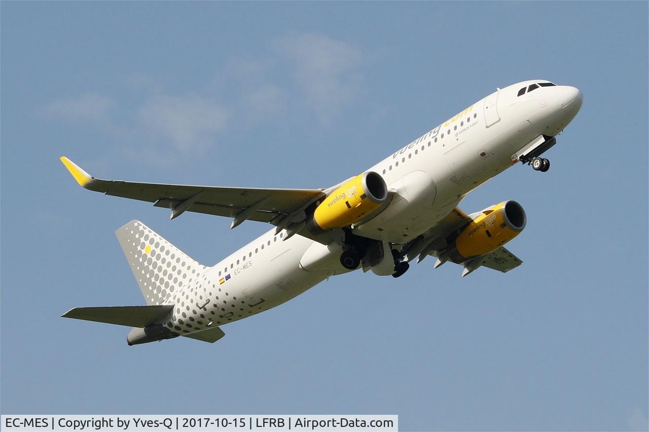 EC-MES, 2015 Airbus A320-232 C/N 6518, Airbus A320-232, Take off rwy 07R, Brest-Bretagne airport (LFRB-BES)