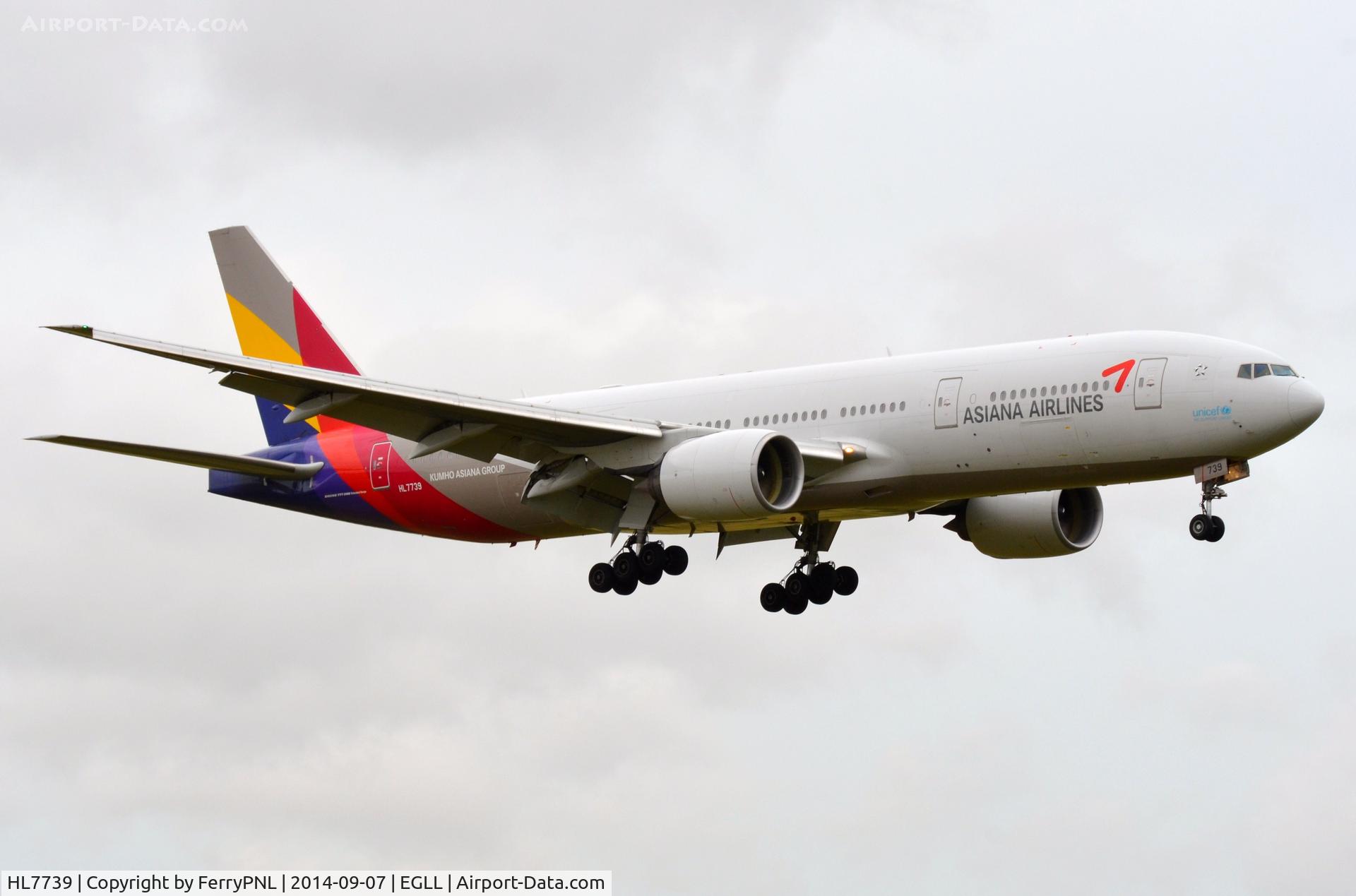 HL7739, Boeing 777-28E/ER C/N 29175, Asiana B772 on short finals