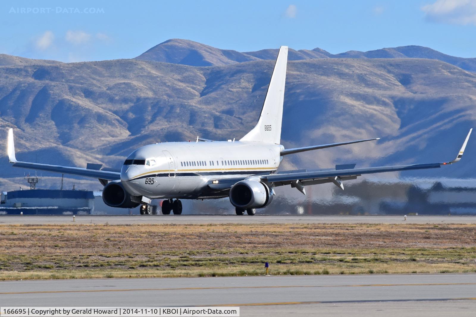 166695, 2010 Boeing C-40A Clipper C/N 40574, Landing RWY 28L.