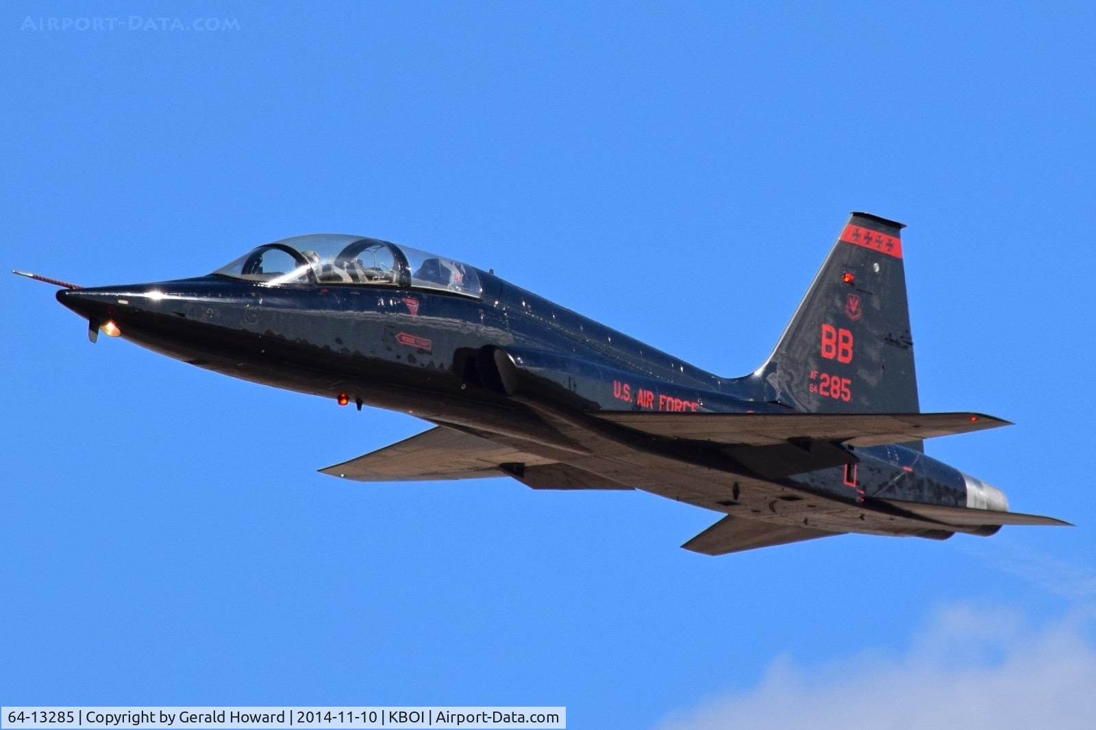 64-13285, 1964 Northrop T-38A Talon C/N N.5714, Climb out from RWY 28L. 9th Recon Wing, Beale AFB, CA.