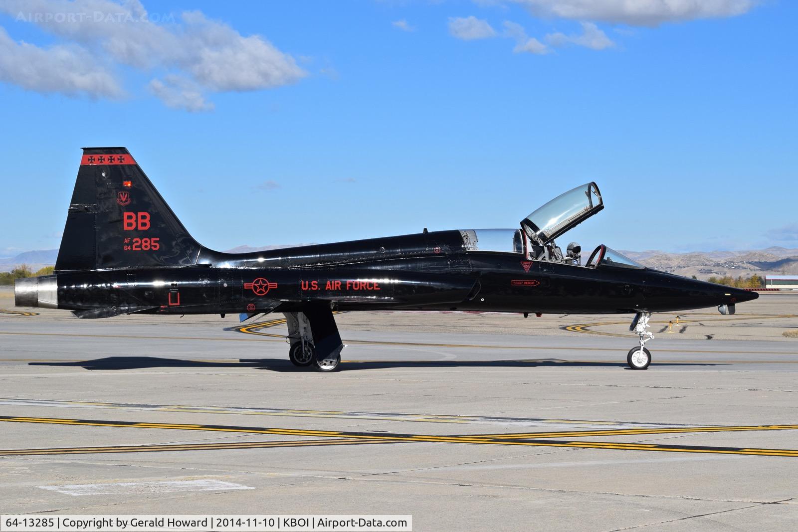 64-13285, 1964 Northrop T-38A Talon C/N N.5714, Turning onto Taxiway Bravo. 9th Recon Wing, Beale AFB, CA.