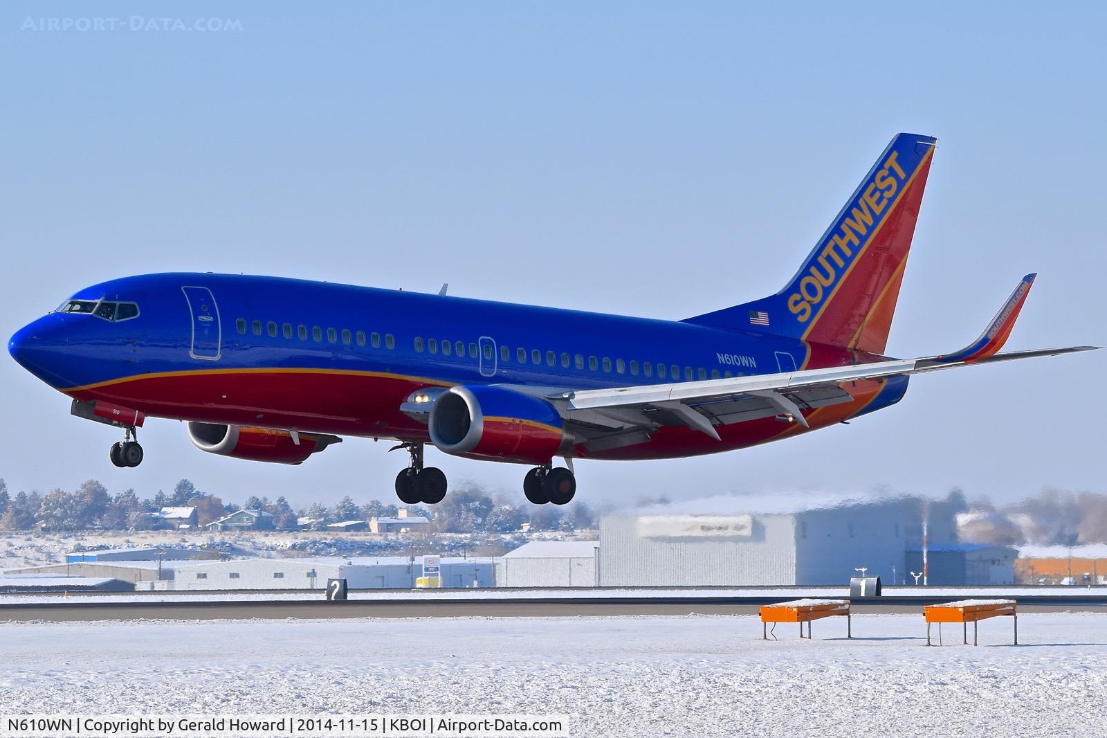 N610WN, 1995 Boeing 737-3H4 C/N 27696, Landing RWY 10L.