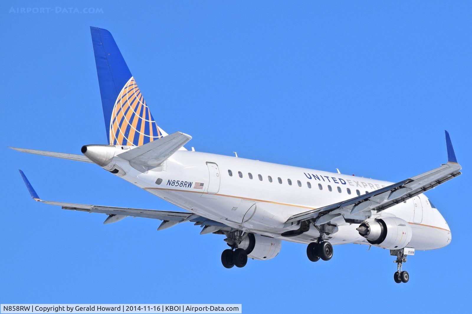 N858RW, 2005 Embraer 170SE (ERJ-170-100SE) C/N 17000080, Landing RWY 10L.