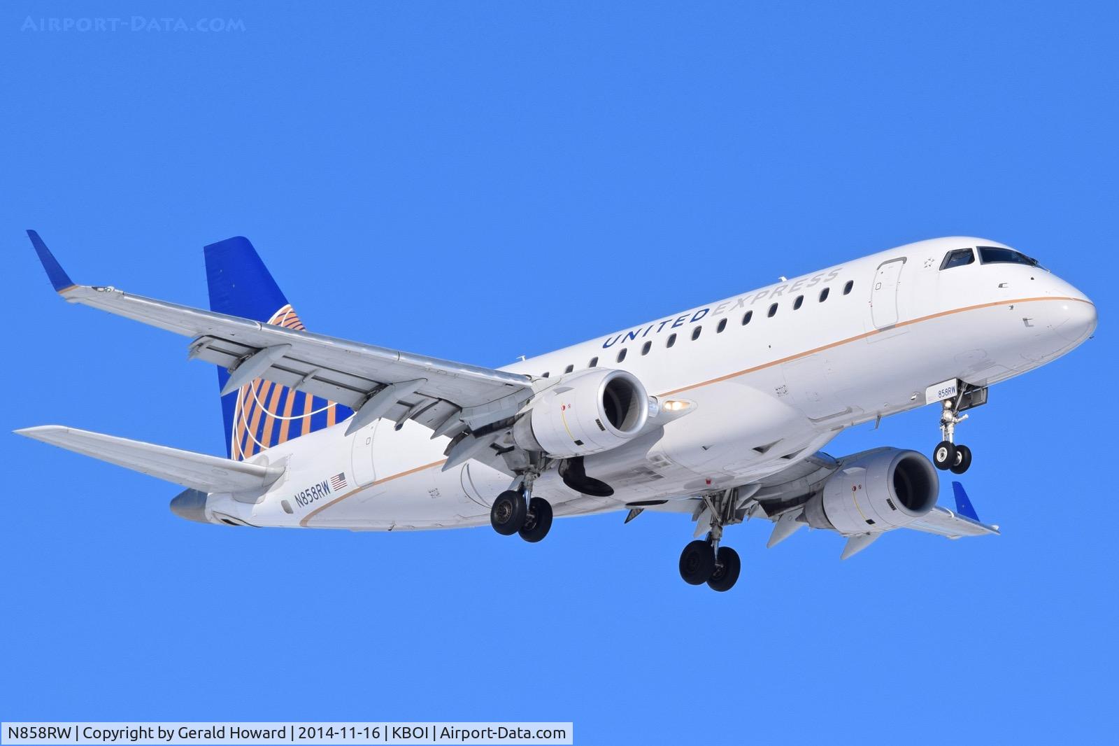 N858RW, 2005 Embraer 170SE (ERJ-170-100SE) C/N 17000080, Approach to RWY 10L.