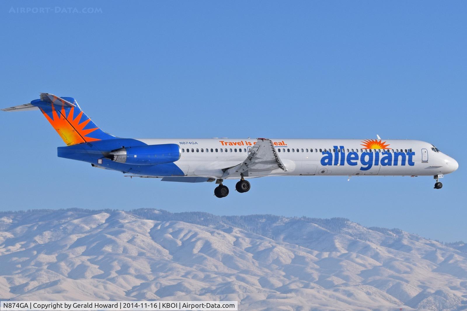 N874GA, 1987 McDonnell Douglas MD-83 (DC-9-83) C/N 49643, Landing RWY 10L.