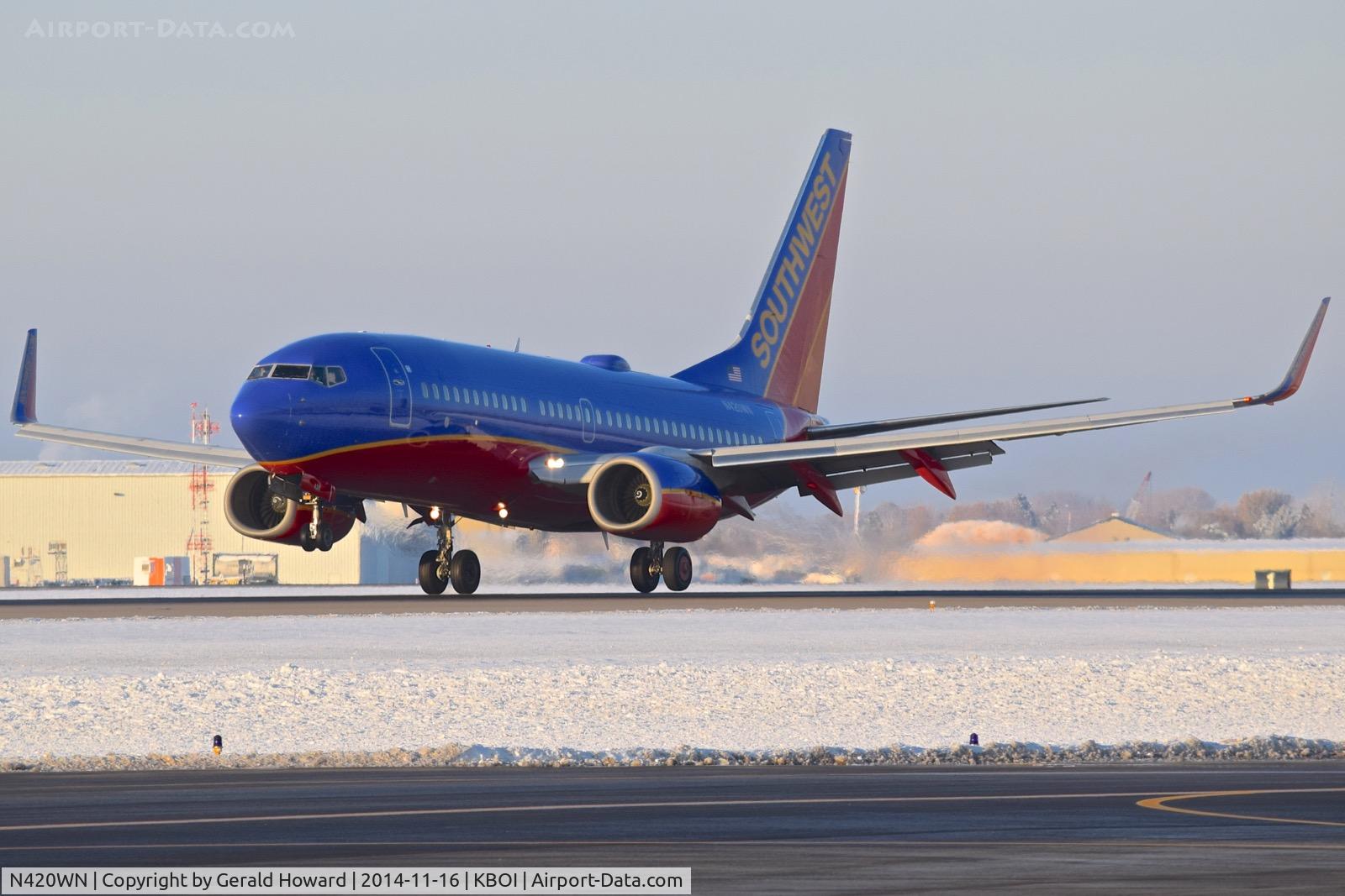 N420WN, 2001 Boeing 737-7H4 C/N 29825, Landing RWY 10L.