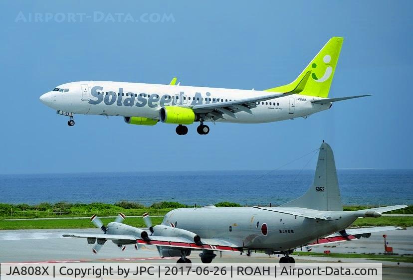 JA808X, 2013 Boeing 737-81D C/N 39433, Landing on top of an JAF P-3