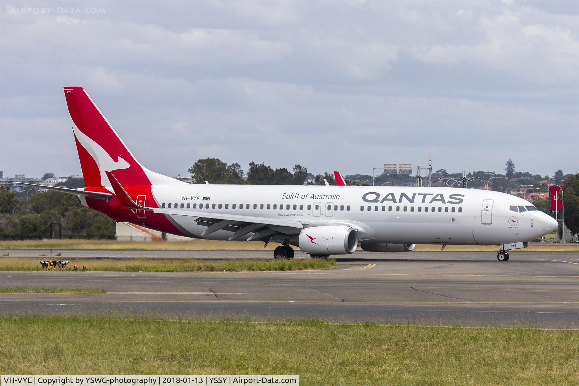 VH-VYE, 2005 Boeing 737-838 C/N 33993, Qantas (VH-VYE) Boeing 737-838(WL) taxiing at Sydney Airport