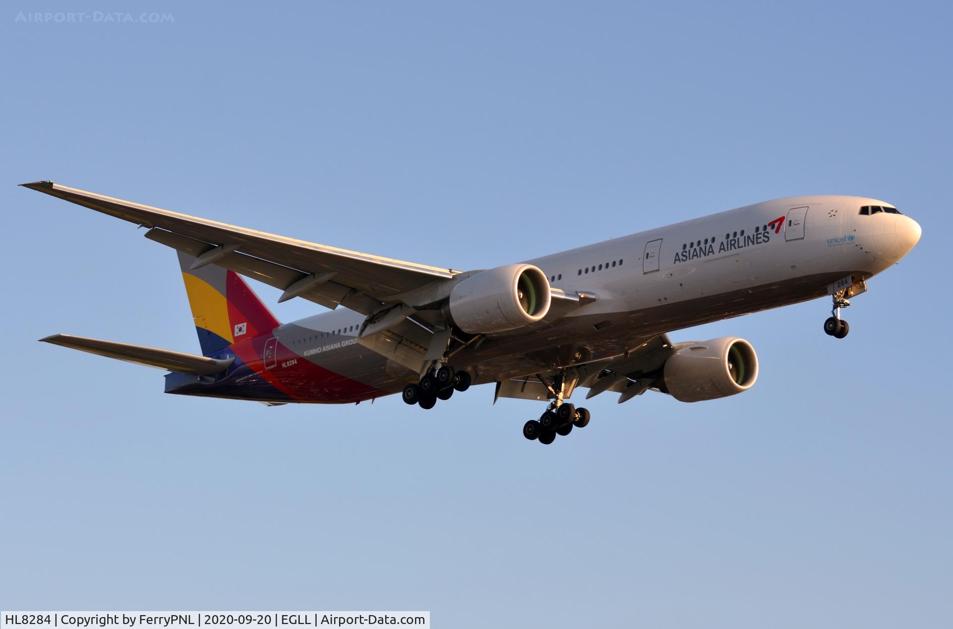 HL8284, 2013 Boeing 777-28E/ER C/N 40199, Asiana B772 on final to LHR