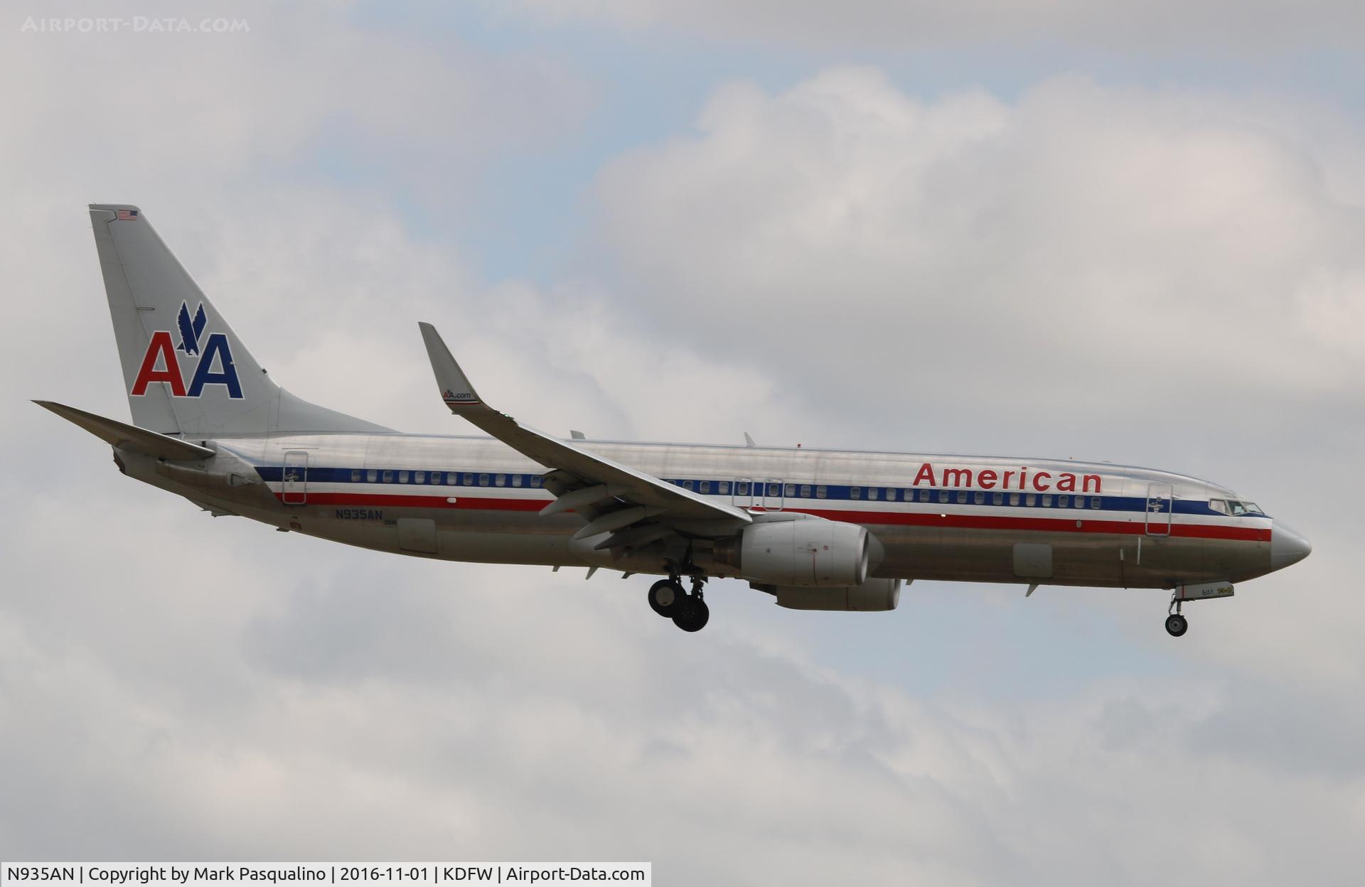 N935AN, 2000 Boeing 737-823 C/N 30081, Boeing 737-800