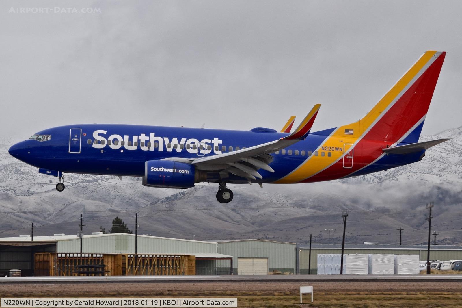 N220WN, 2005 Boeing 737-7H4 C/N 32491, Landing RWY 28R.