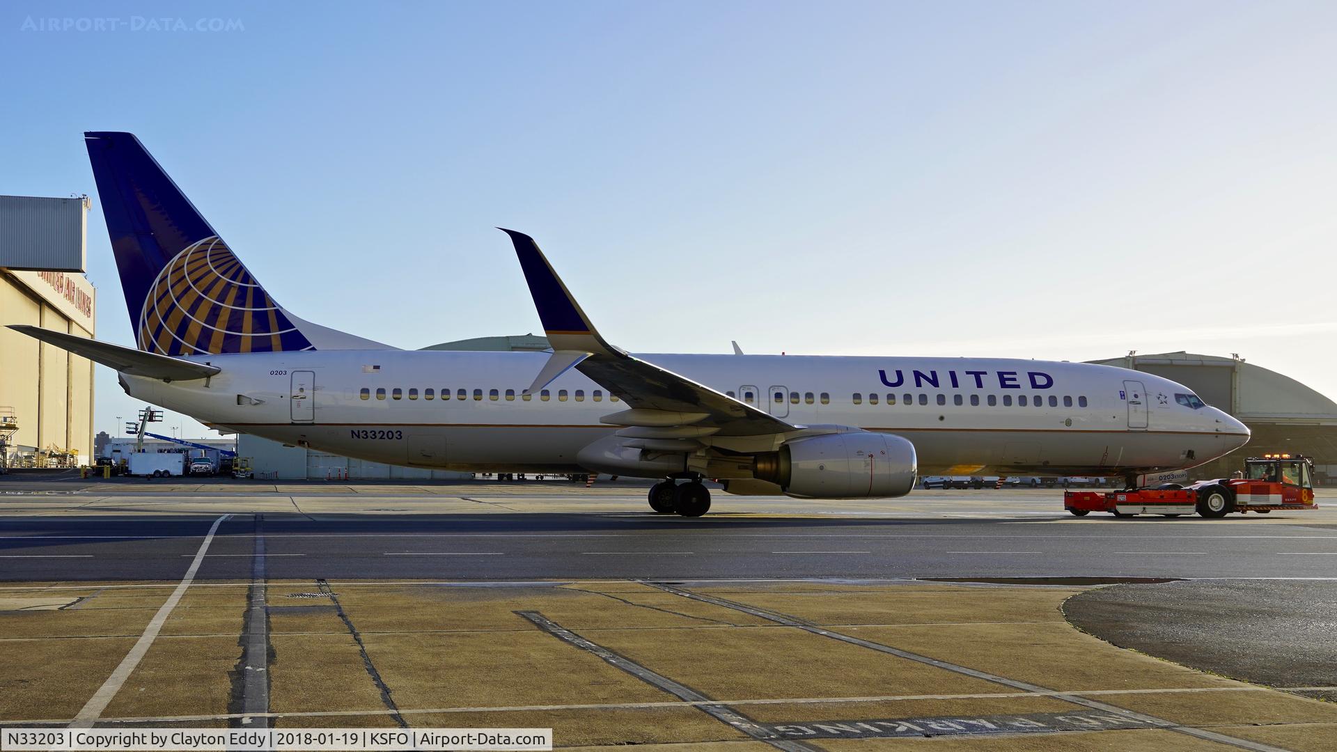 N33203, 2000 Boeing 737-824 C/N 30613, SFO 2018.
