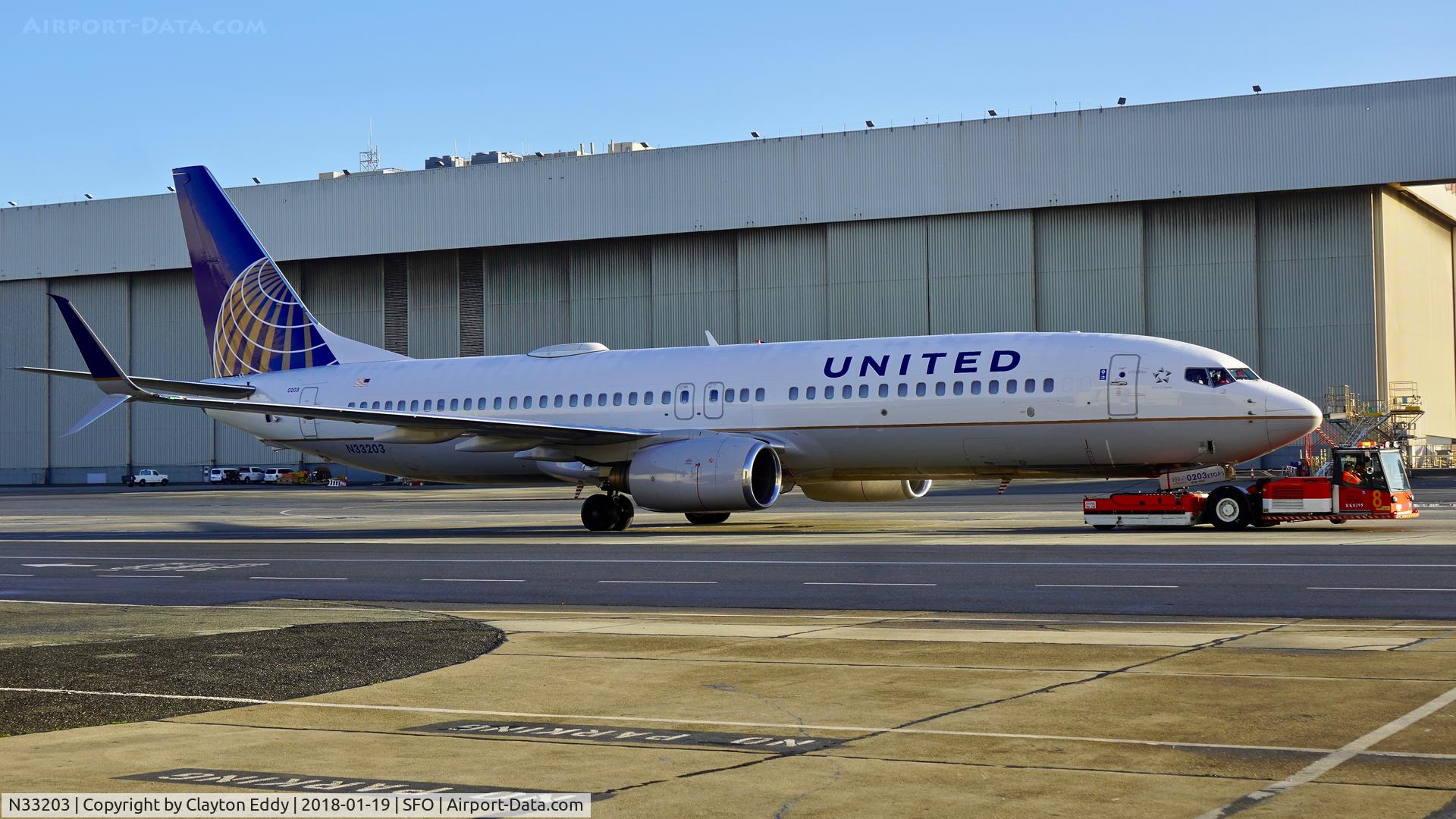 N33203, 2000 Boeing 737-824 C/N 30613, SFO 2018.