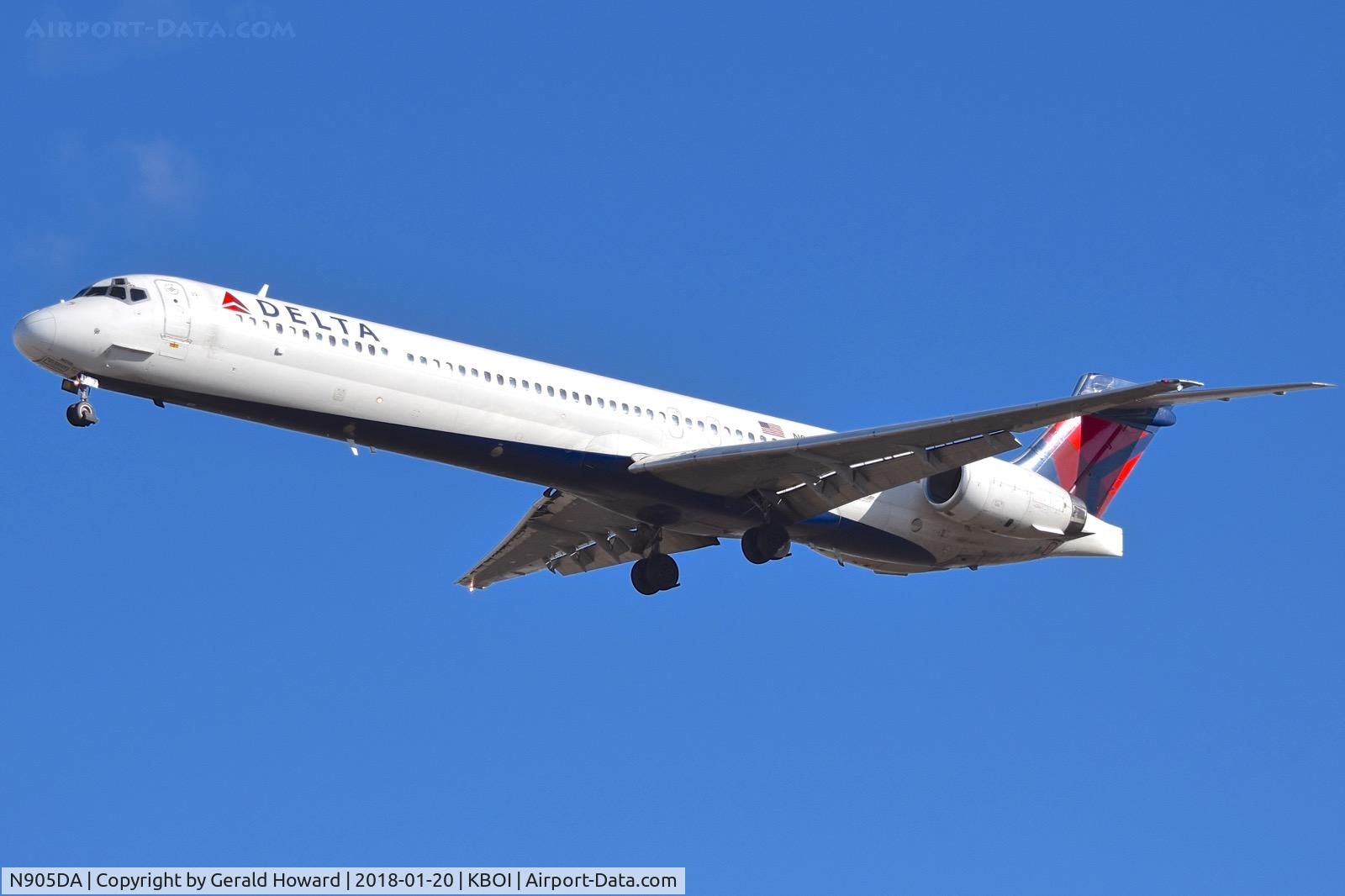 N905DA, 1995 McDonnell Douglas MD-90-30 C/N 53385, On final for RWY 28R.