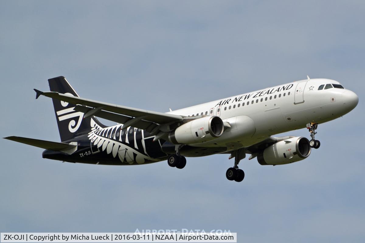 ZK-OJI, 2004 Airbus A320-232 C/N 2297, At Auckland