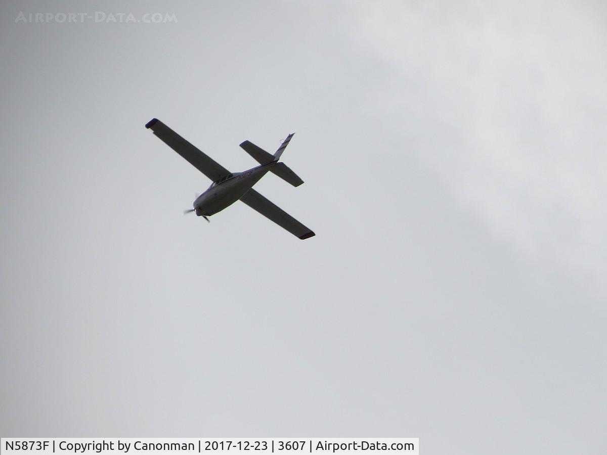 N5873F, 1967 Cessna 210G Centurion C/N 21058873, Flying by