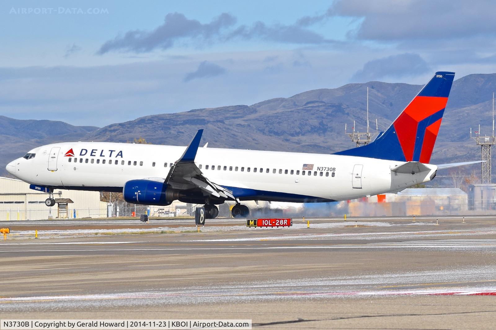 N3730B, 2000 Boeing 737-832 C/N 30538, Touch down on RWY 28R.